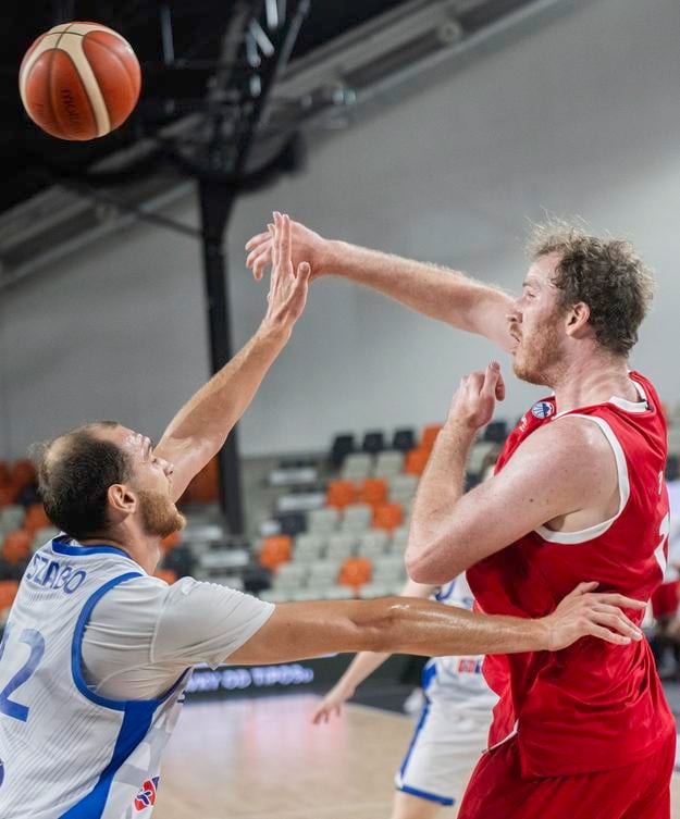Milan Szabo (Slovensko) a Jakob Pöltl (Rakúsko) počas prípravného zápasu Slovensko - Rakúsko v Bratislave.