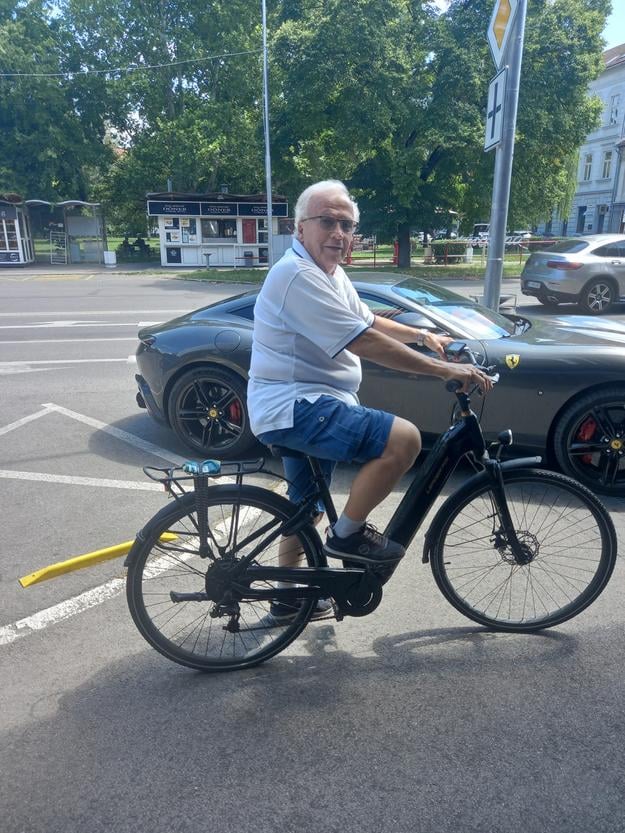 Prezident klubu Juraj Baráth na svojom neodmysliteľnom elektro bicykli.