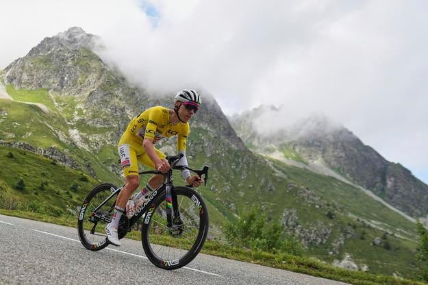 Na snímke slovinský cyklista Tadej Pogačar v drese vedúceho pretekára z tímu UCI World Team UAE Team Emirates počas 18. etapy Tour de France.