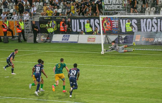 Dominik Kružliak strelu dobre umiestnil k žrdi, no chýbala jej väčšia razancia.
