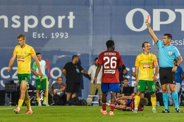 Dôležitý moment nielen prvého stretnutia, ale zrejme celého dvojzápasu: stopér MŠK Ján Minárik (vľavo) vidí červenú kartu.