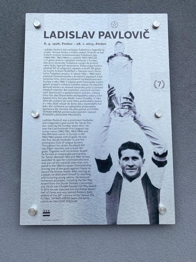 Pamätná tabuľa na stene FTA, ktorá tiež nesie názov Štadión Ladislava Pavloviča.