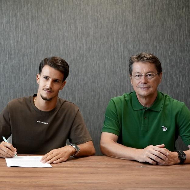 Šéf FC Tatran Ľuboš Micheľ pri podpise zmluvy s Hélderom Morimom.