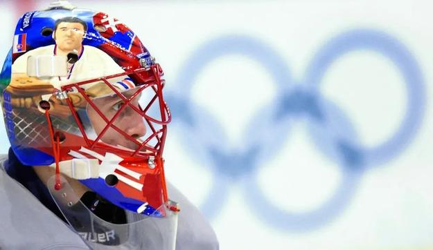 Brankár Slovenskej reprezentácie Jaroslav Halák na olympiáde vo Vancoveri 2010 ma na svojej maske vyobrazeného svojho predchodcu Vladimíra Dzurillu a na druhej strane legendárneho Juraja Jánošíka. 