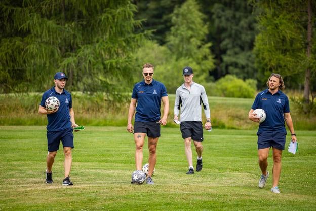 Ďalšiu footgolfovú štvoricu vytvorili bratia Martin a Kristián Pospíšilovci, Matúš Sukeľ (vľavo) a Peter Cehlárik (druhý sprava).