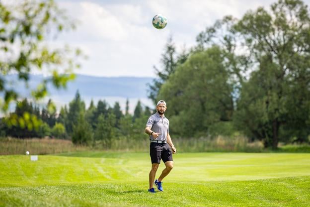 Tomáš Tatar občas vykopol loptu poriadne vysoko...