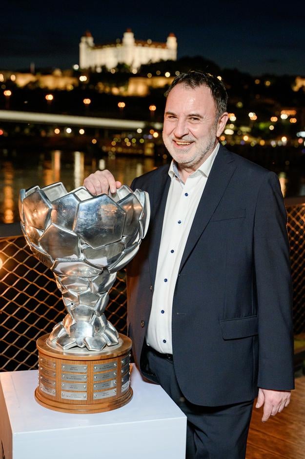Roman Berger s trofejou pre víťaza Niké ligy.