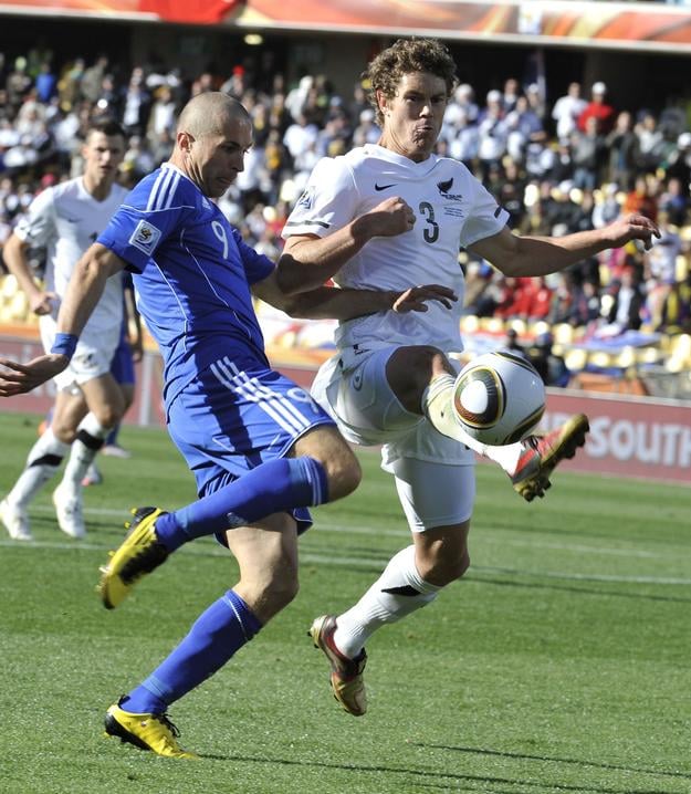 Stanislav Šesták (vľavo) počas zápasu proti Novému Zélandu na MS 2010.