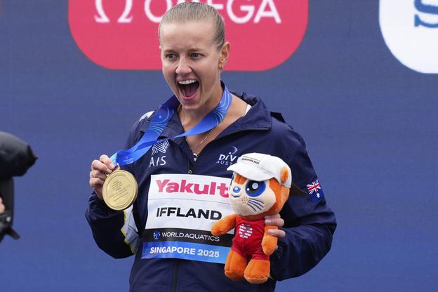 Austrálska skokanka do vody Rhiannan Ifflandová so zlatou medailou po triumfe v súťaži extrémnych skokov z výšky 20 m na MS v plaveckých športoch v Singapure.
