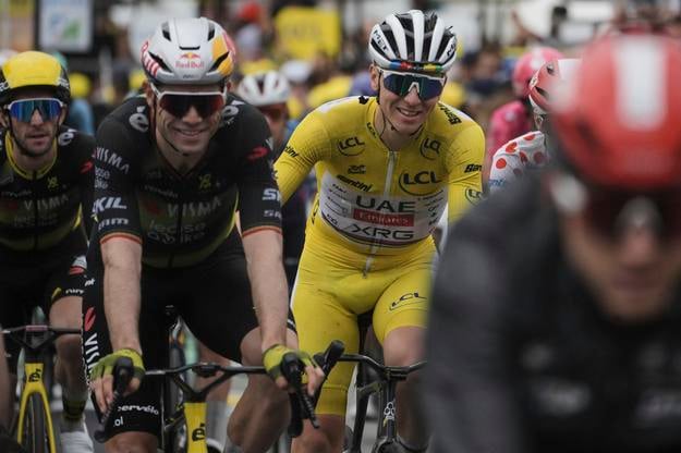 Tadej Pogacar prešiel cieľom 20. etapy s úsmevom na tvári. Druhý zľava Belgičann  Wout van Aert. Na snímke je aj Brit Simon Yates.