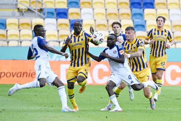 Franck Bahi (Michalovce), Alioune Sylla (DAC) a Abdul Zubairu (Michalovce) bojujú o loptu v zápase 1. kola Niké ligy DAC 1904 Dunajská Streda - MFK Zemplín Michalovce.