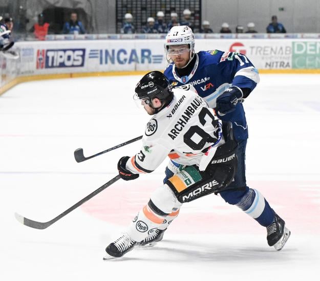 Martin Vitaloš (vpravo) sa chystá zasiahnuť košického útočníka Oliviera Archambaulta.