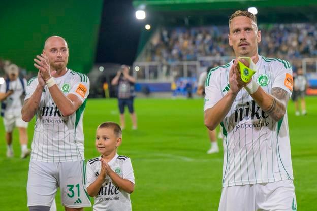 Na snímke zľava Jozef Menich a Patrik Šimko (obaja Prešov) ďakujú fanúšikom po zápase 1. kola Niké ligy vo futbale FC Tatran Prešov - ŠK Slovan Bratislava.