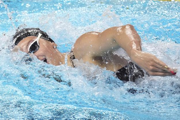 Kanadská plavkyňa Summer McIntoshová počas finále pretekov na 400 m voľným spôsobom žien na MS v plaveckých športoch v Singapure.