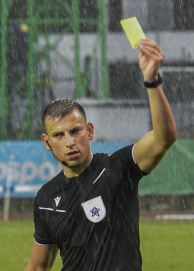 Rozhodca Bálint Kišš ukázal šesť žltých kariet, z toho polovicu aktérom na ihrisku a polovicu ľuďom na jednej i druhej lavičke.