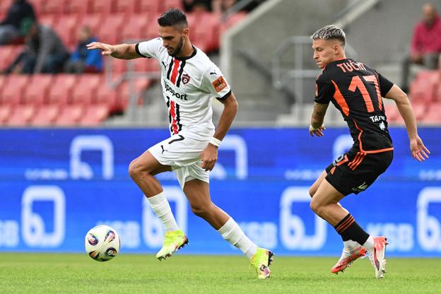 Na snímke vľavo hráč Trnavy Stefan Skrbo a hráč Ružomberka Adam Tučný počas 1. kola Niké ligy medzi FC Spartak Trnava a MFK Ružomberok v Trnave v nedeľu 27. júla 2025.
