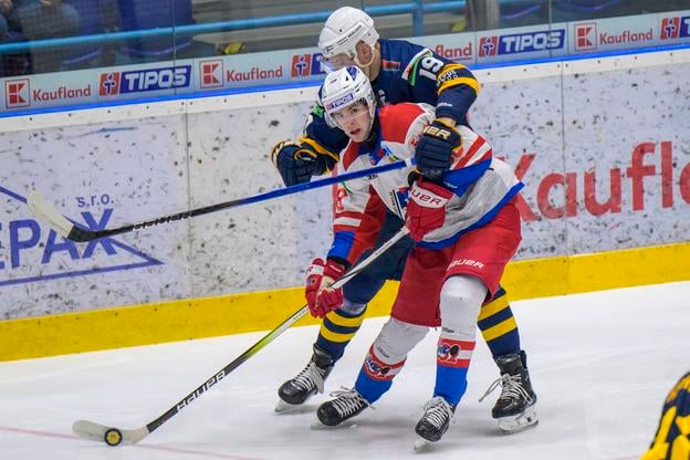 Na snímke spredu Matúš Vojtech (Liptovský Mikuláš) a Branislav Rapáč (Spišská Nová Ves) počas zápasu HK Spišská Nová Ves - HK 32 Liptovský Mikuláš.