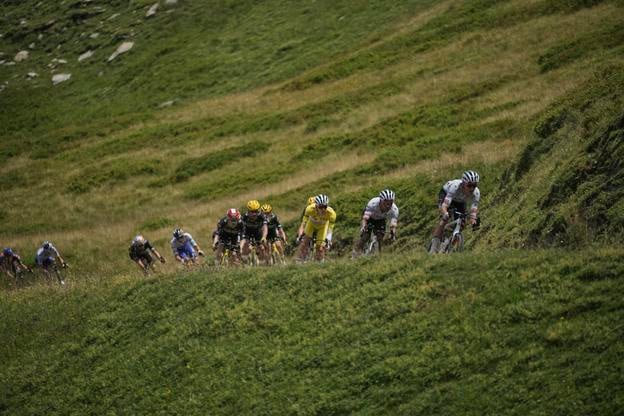 Stúpanie na Col de la Loze do výšky 2304 m prinieslo úchvatné zábery na cyklistov aj okolitú alpskú prírodu.