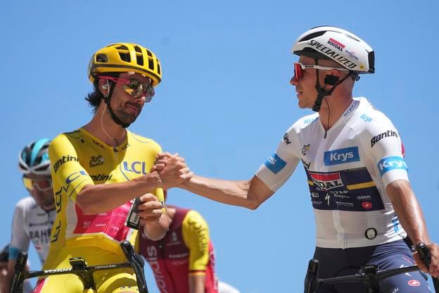 Írsky cyklista Ben Healy vďaka svojej bojovnosti mal česť zajazdiť si v žltom drese lídra Tour de France. Vpravo je Belgičan Remco Evenepoel, ktorý počas pretekov odstúpil.
