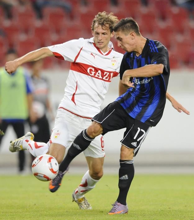 Snímka z pamätnej odvety play-off Európskej ligy, v ktorej v auguste 2010 remizoval bratislavský Slovan v Stuttgarte 2:2. Góly belasých, ktorým tento výsledok na postup nestačil, vtedy dali Martin Dobrotka a Jakub Sylvestr (vpravo). Za Slovan vtedy hrali aj Erik Grendel a Michal Breznaník.
