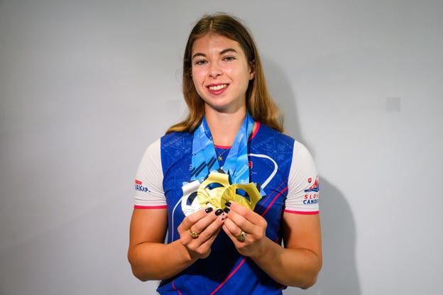 Bianka Sidová pózuje s dvoma zlatými a jednou striebornou medailou po návrate z MS v portugalskom Montemore-o-Velho. V júli získala po tri medaily na ME aj MS v kategórii do 23 rokov.
