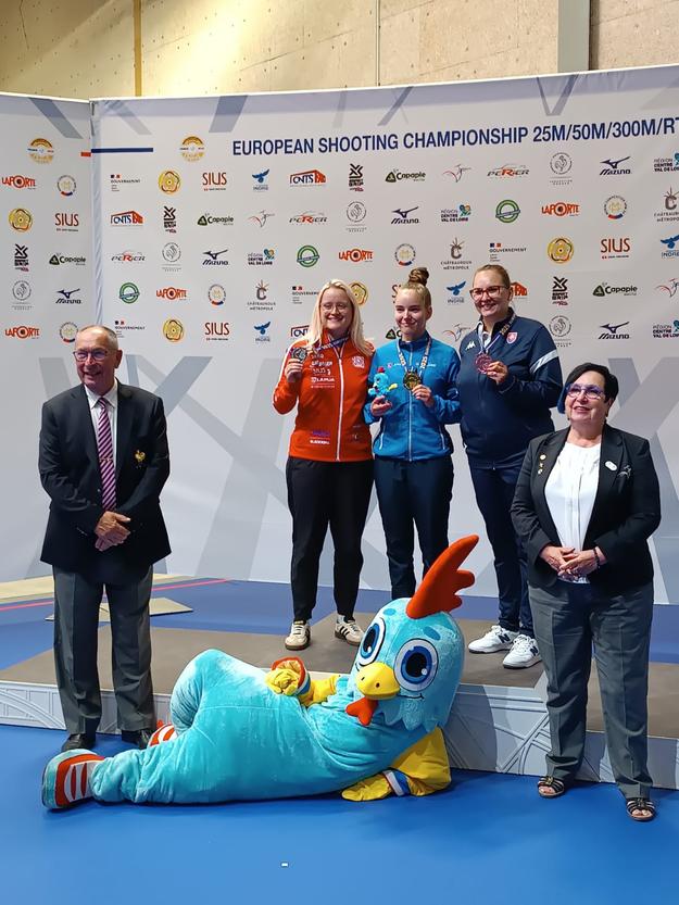 Diana Benikova (druhá sprava) s bronzom na stupni víťazov.