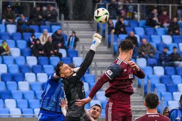 Na snímke uprostred brankár Adam Danko (Železiarne) počas zápasu 3. kola nadstavbovej časti Niké ligy skupiny o titul ŠK Slovan Bratislava - FK Železiarne Podbrezová 29. marca 2025 v Bratislave. 