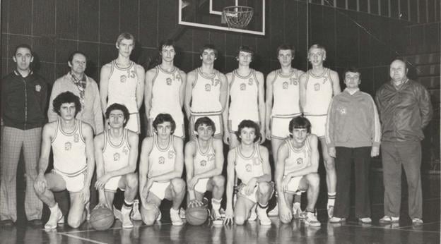 Tu je dôkaz, že mal na sebe aj dres v čs. juniorskej reprezentácii. Igor Vraniak je v dolnom rade s číslom šesť.