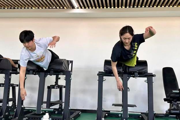 Dvanásťročná Jü (vľavo) trénuje v jednom klube so svojím idolom Li Ping-ťie, štafetovou olympijskou víťazkou z Tokia 2020 a dvojnásobnou majsterkou sveta z Dauhy 2024.