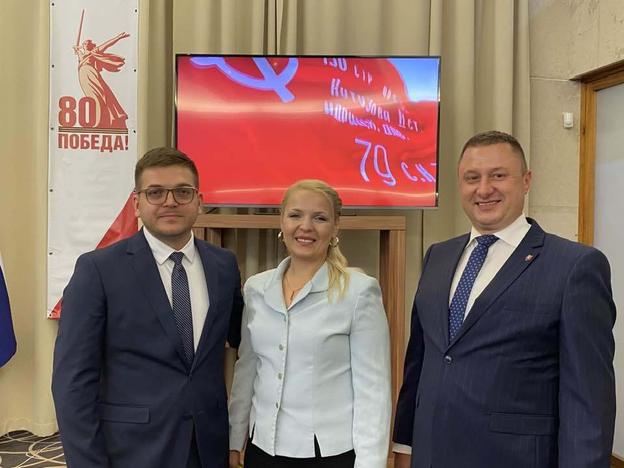 In early May, Dávid Šípoš (r) attended a ceremonial reception at a Russian Embassy event held at the state-owned Hotel Bôrik in Bratislava. In the photo, he is pictured alongside Deputy Defence Minister Igor Melicher (Smer) and Smer MP Zuzana Plevíková.