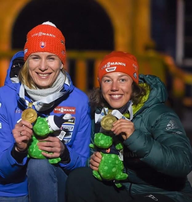 Nasťa Kuzminová a Laura Dahlmeierová (vpravo) boli zberateľky medailí.
