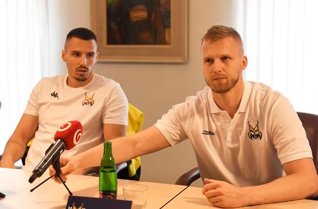 Veľkú zásluhu na vzostupe hokeja v Spišskej Novej Vsi v posledných piatich rokoch majú generálny manažér Richard Rapáč (vpravo) a kapitán tímu Branislav Rapáč.