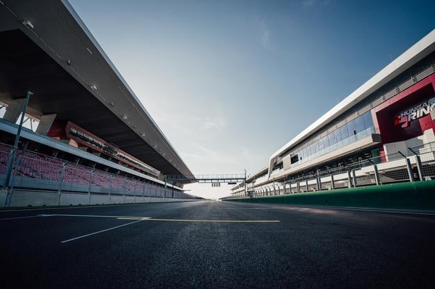 Vynovená hlavná tribúna (vľavo) a paddock s boxami (vľavo) na Hungaroringu.