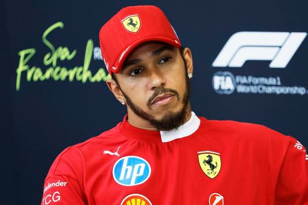 Lewis Hamilton počas tlačovej konferencie v Belgicku.