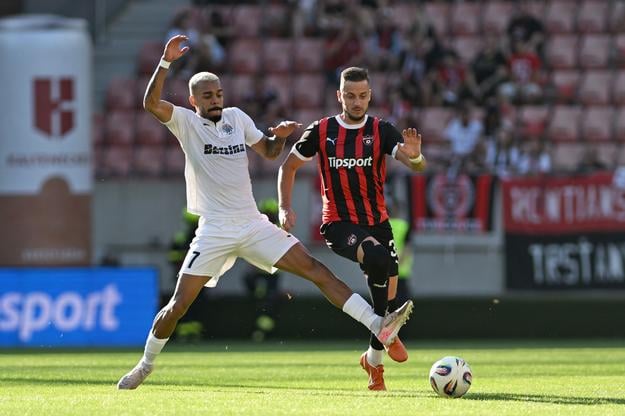 Na snímke vpravo hráč Trnavy Filip Twardzik a Lucas Villela z Hibernians počas odvetného zápasu 2. predkola Konferenčnej ligy FC Spartak Trnava - FC Hibernians Paola.