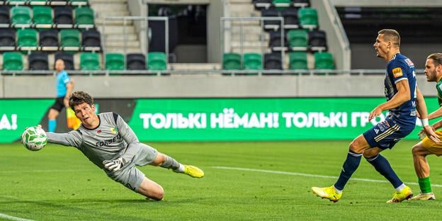 Daniel Magda (vpravo) mal šancu už po niekoľkých minútach, ale brankár Maksim Belov ho vychytal.