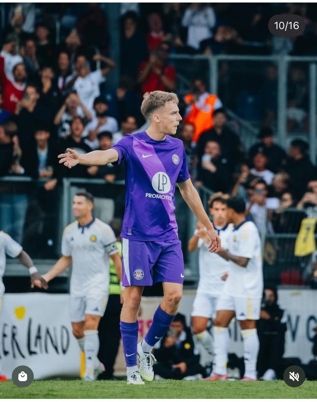 Momentka zo súboja proti Al-Nassr, Mário Sauer a v pozadí aj Cristiano Ronaldo, ktorý skóroval.