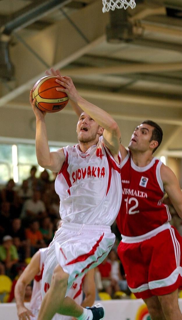 V mužskej reprezentácii začínal už ako 16-ročný v roku 2000. O päť rokov neskôr, v kvalifikácii ME 2007 už patril medzi najvýraznejšie opory.