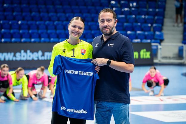 Slovenská brankárka Anežka Stránska s ocenením pre najlepšiu hráčku v stretnutí s Nemeckom na hádzanárskych ME hráčok do 17 rokov.