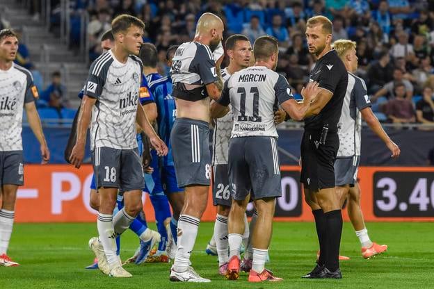 Marcin protestuje proti nariadenej penalte.