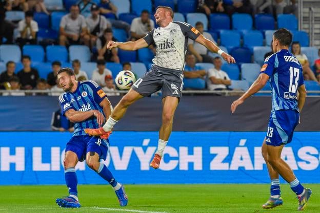 Kevin Wimmer v súboji s Matúšom Marcinom.