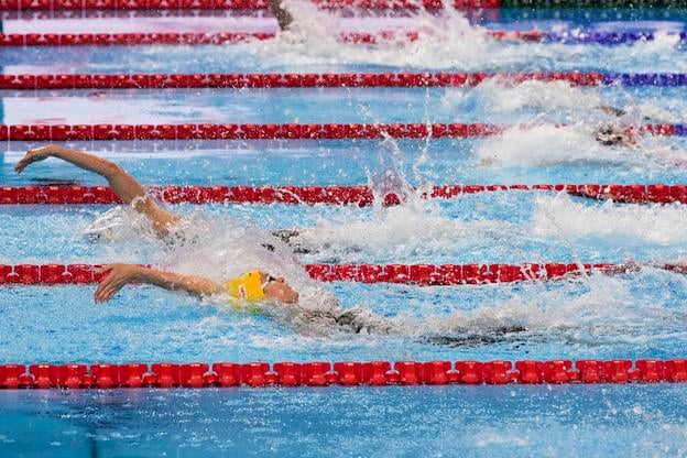 Záber z polohovej štafety žien na 4x100 metrov na MS v Singapure.
