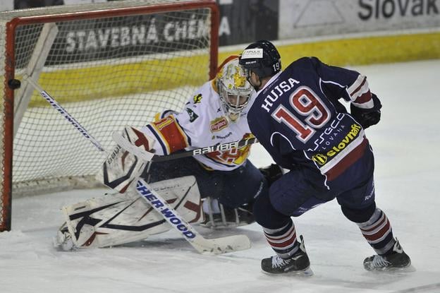 Martin Hujsa (v drese Slovana) v januári 2011 pred brankárom Zvolena Matejom Kristínom.