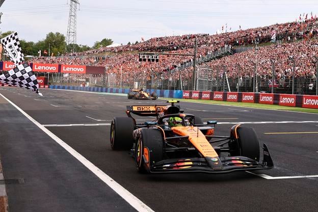 Lando Norris of Britain pretína v Budapešti cieľovú čiaru.