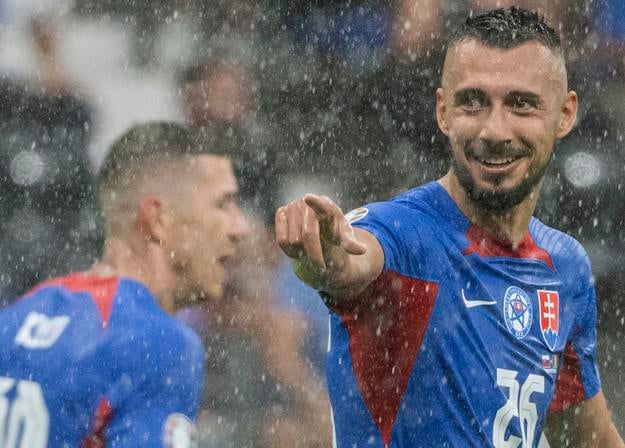 Ivan Schranz (vpravo) a Juraj Kucka počas zápasu základnej E-skupiny Slovensko - Rumunsko na ME 2024 vo Frankfurte.