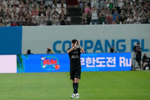 Son Heung-min opúšťa trávnik v Soule, kde odohral za Tottenham proti Newcastlu svoj posledný zápas.
