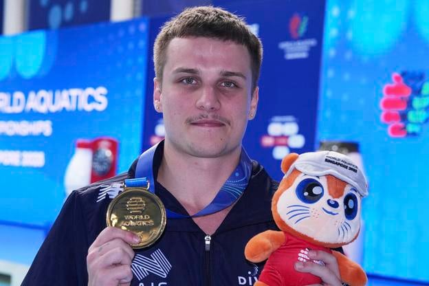 Austrálsky reprezentant v plávaní Cassiel Rousseau sa raduje po výhre v skokoch z 10 m veže na MS v Singapure.