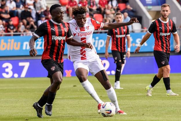 Trnavčan Philip Azango v súboji s Adamom Yakubuom z Trenčína.