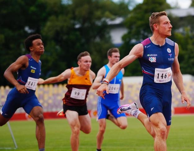 Finále behu na 100 m. Vyhral Ján Volko.