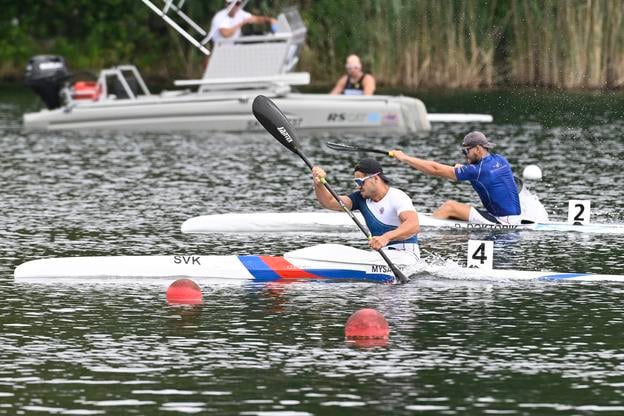 V popredí Denis Myšák (ŠKP), víťaz kategórie v K1 na 200 m mužov, v pozadí druhý Dominik Doktorík (KOM) počas majstrovstiev Slovenska v rýchlostnej kanoistike na bratislavskom Zemníku.